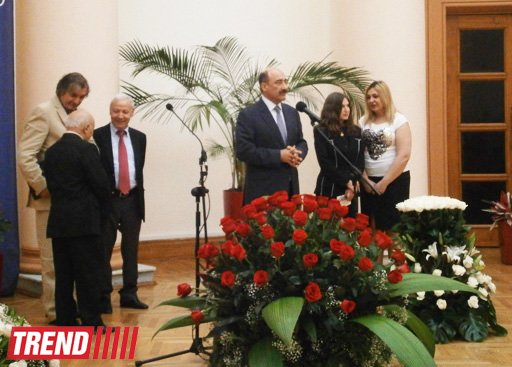 В Баку открылась выставка немецкой художницы Инги Шмидт (фото)