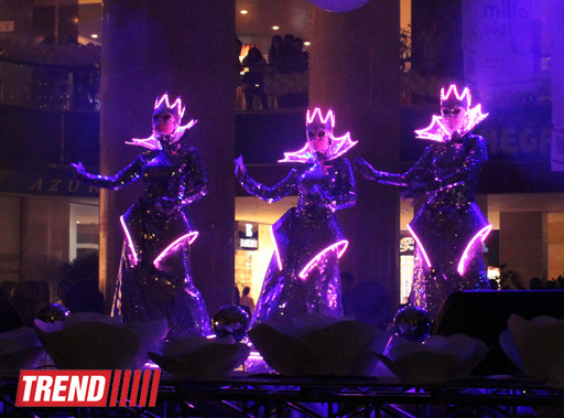 Московская группа "Extravaganza"  выступила в Баку в необычных костюмах - неоновое шоу (фото)