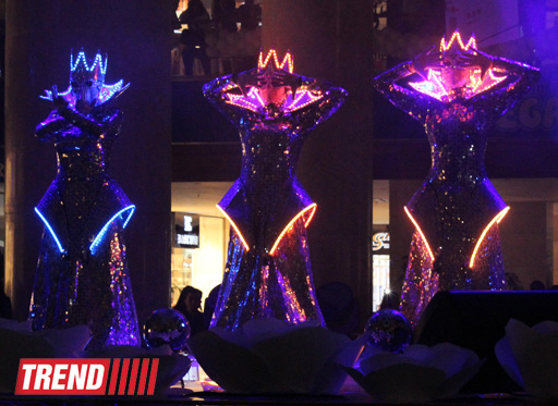 Московская группа "Extravaganza"  выступила в Баку в необычных костюмах - неоновое шоу (фото)