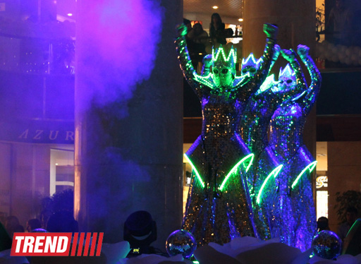 Московская группа "Extravaganza"  выступила в Баку в необычных костюмах - неоновое шоу (фото)
