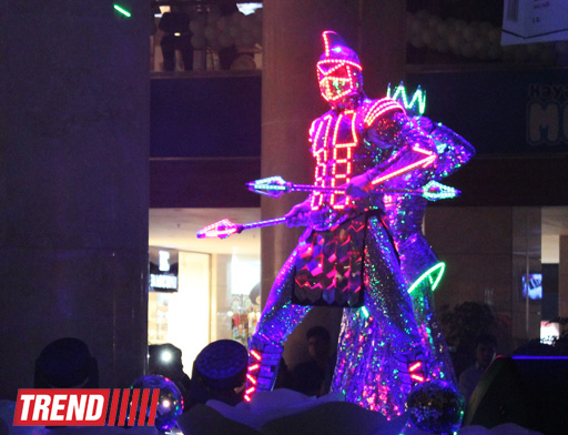 Московская группа "Extravaganza"  выступила в Баку в необычных костюмах - неоновое шоу (фото)