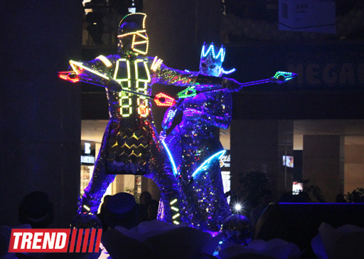 Московская группа "Extravaganza"  выступила в Баку в необычных костюмах - неоновое шоу (фото)