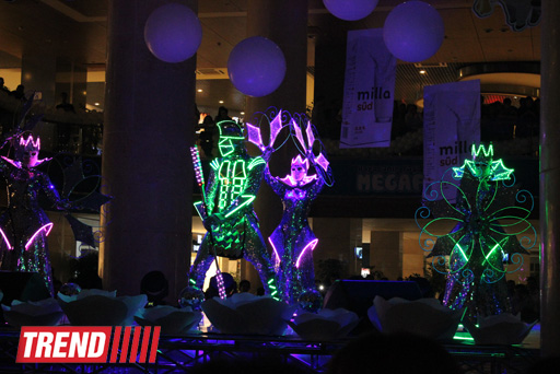 Московская группа "Extravaganza"  выступила в Баку в необычных костюмах - неоновое шоу (фото)