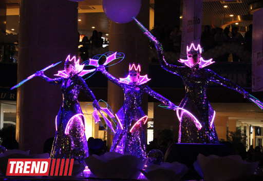 Московская группа "Extravaganza"  выступила в Баку в необычных костюмах - неоновое шоу (фото)