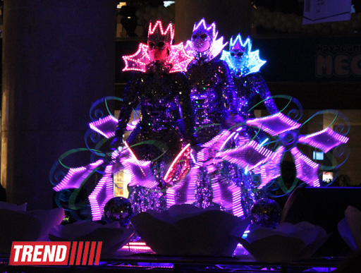 Московская группа "Extravaganza"  выступила в Баку в необычных костюмах - неоновое шоу (фото)