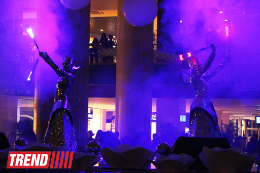 Московская группа "Extravaganza"  выступила в Баку в необычных костюмах - неоновое шоу (фото)