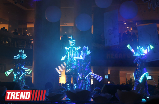 Московская группа "Extravaganza"  выступила в Баку в необычных костюмах - неоновое шоу (фото)