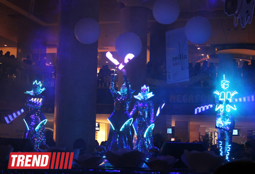 Московская группа "Extravaganza"  выступила в Баку в необычных костюмах - неоновое шоу (фото)
