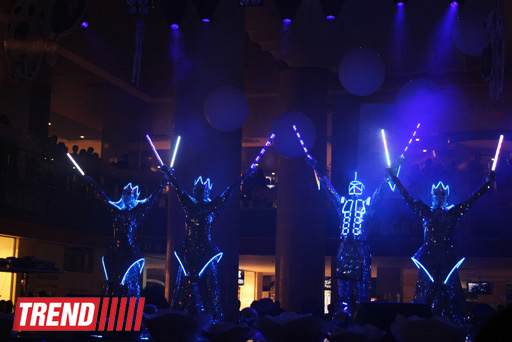 Московская группа "Extravaganza"  выступила в Баку в необычных костюмах - неоновое шоу (фото)