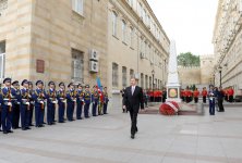 Президент Ильхам Алиев посетил монумент, воздвигнутый в честь Азербайджанской Демократической Республики (ФОТО)
