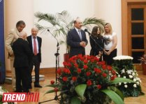 В Баку открылась выставка немецкой художницы Инги Шмидт (фото)