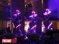 Московская группа "Extravaganza"  выступила в Баку в необычных костюмах - неоновое шоу (фото)
