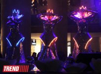Московская группа "Extravaganza"  выступила в Баку в необычных костюмах - неоновое шоу (фото)