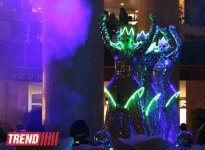 Московская группа "Extravaganza"  выступила в Баку в необычных костюмах - неоновое шоу (фото)