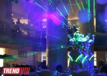 Московская группа "Extravaganza"  выступила в Баку в необычных костюмах - неоновое шоу (фото)