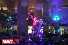 Московская группа "Extravaganza"  выступила в Баку в необычных костюмах - неоновое шоу (фото)