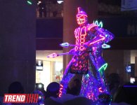 Московская группа "Extravaganza"  выступила в Баку в необычных костюмах - неоновое шоу (фото)