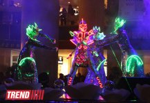 Московская группа "Extravaganza"  выступила в Баку в необычных костюмах - неоновое шоу (фото)