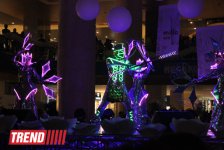 Московская группа "Extravaganza"  выступила в Баку в необычных костюмах - неоновое шоу (фото)