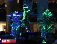 Московская группа "Extravaganza"  выступила в Баку в необычных костюмах - неоновое шоу (фото)