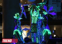 Московская группа "Extravaganza"  выступила в Баку в необычных костюмах - неоновое шоу (фото)