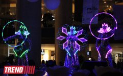 Московская группа "Extravaganza"  выступила в Баку в необычных костюмах - неоновое шоу (фото)