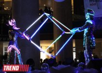 Московская группа "Extravaganza"  выступила в Баку в необычных костюмах - неоновое шоу (фото)