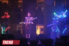 Московская группа "Extravaganza"  выступила в Баку в необычных костюмах - неоновое шоу (фото)