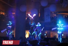 Московская группа "Extravaganza"  выступила в Баку в необычных костюмах - неоновое шоу (фото)