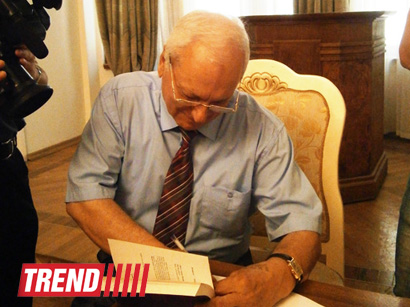 В Баку презентована книга "Большой грех" писателя-публициста Огтая Алиева (фото)