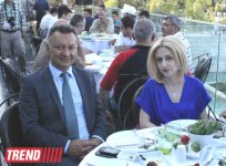 Ажде Пеккан подарили азербайджанское национальное платье и панно ручной работы (фото)