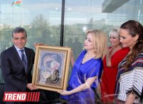Ажде Пеккан подарили азербайджанское национальное платье и панно ручной работы (фото)
