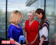 Ажде Пеккан подарили азербайджанское национальное платье и панно ручной работы (фото)