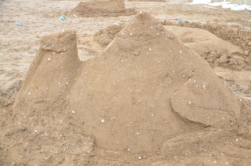 Скульптуры из песка и граффити на берегу Каспийского моря в Баку  (фотосессия)