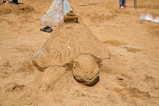 Скульптуры из песка и граффити на берегу Каспийского моря в Баку  (фотосессия)