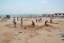 Скульптуры из песка и граффити на берегу Каспийского моря в Баку  (фотосессия)