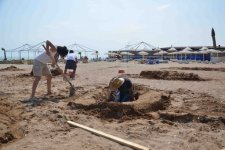 Скульптуры из песка и граффити на берегу Каспийского моря в Баку  (фотосессия)