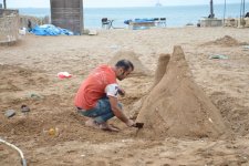 Скульптуры из песка и граффити на берегу Каспийского моря в Баку  (фотосессия)