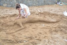 Скульптуры из песка и граффити на берегу Каспийского моря в Баку  (фотосессия)