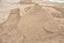 Скульптуры из песка и граффити на берегу Каспийского моря в Баку  (фотосессия)