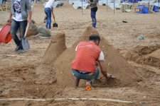 Скульптуры из песка и граффити на берегу Каспийского моря в Баку  (фотосессия)