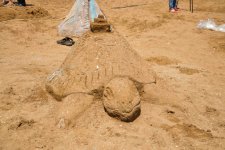 Скульптуры из песка и граффити на берегу Каспийского моря в Баку  (фотосессия)