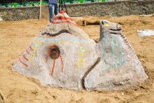 Скульптуры из песка и граффити на берегу Каспийского моря в Баку  (фотосессия)