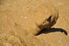 Скульптуры из песка и граффити на берегу Каспийского моря в Баку  (фотосессия)