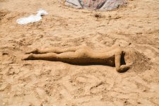 Скульптуры из песка и граффити на берегу Каспийского моря в Баку  (фотосессия)