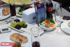 Азербайджанские деятели культуры и искусства провели акцию "Одень ребенка к празднику" (фото)