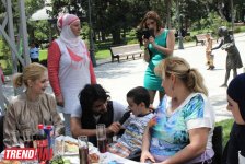 Азербайджанские деятели культуры и искусства провели акцию "Одень ребенка к празднику" (фото)