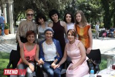 Азербайджанские деятели культуры и искусства провели акцию "Одень ребенка к празднику" (фото)