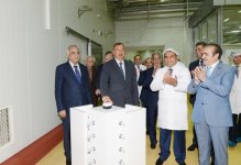 Президент Ильхам Алиев ознакомился с животноводческим и молочным комплексом в Кюрдамире (ФОТО)