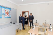 Президент Азербайджана ознакомился с работами по капремонту, проведенными в бакинской общеобразовательной школе (ФОТО)